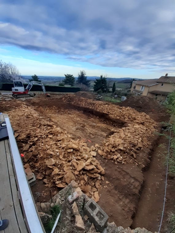 Terrassement piscine dans les cailloux